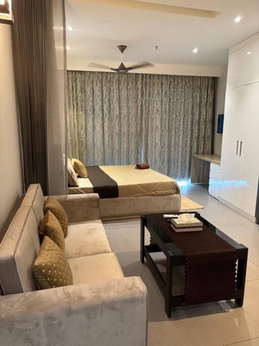 Countryside Luxury Suites - Supernova Noida Nueva Delhi Exterior foto