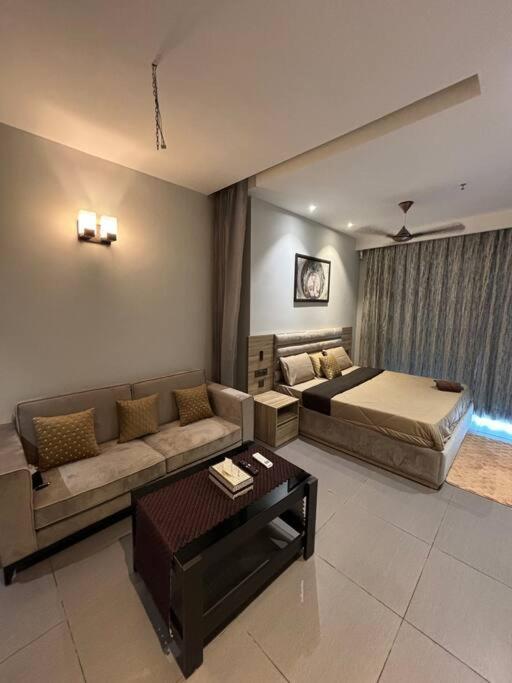 Countryside Luxury Suites - Supernova Noida Nueva Delhi Exterior foto